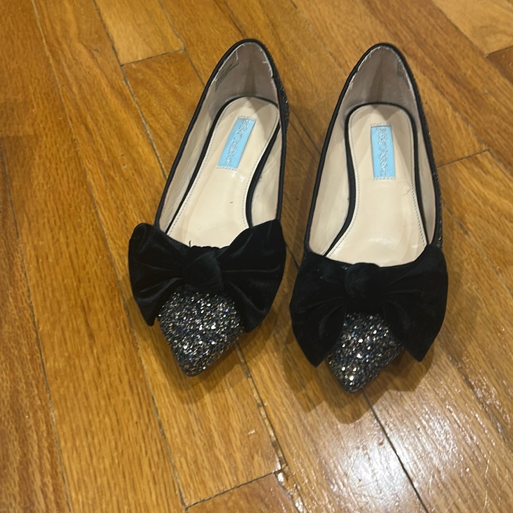 Betsy Johnson black and gold pointy toe flats with velvet bow.